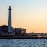 Il Faro di Bari, bianca costruzione che indica la via a coloro che giungono nel capoluogo pugliese attraverso l�Adriatico. Un�importante attivit� che la costruzione svolge dal 1869, anno da cui svetta sulla penisola di San Cataldo grazie ai suoi 62,4 metri di altezza 